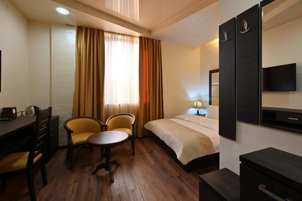 Hotel Partiez Ереван Екстериор снимка