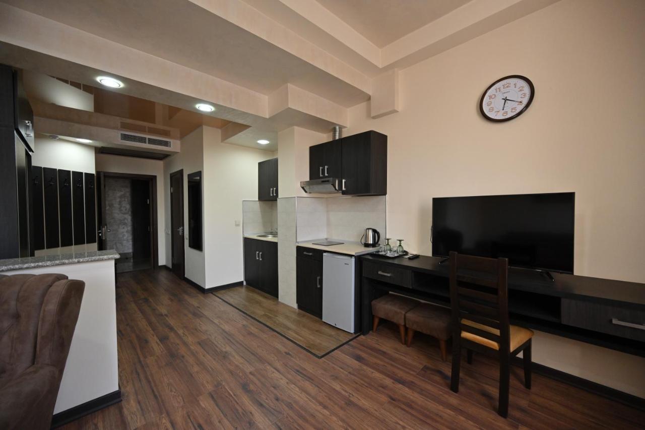 Hotel Partiez Ереван Екстериор снимка