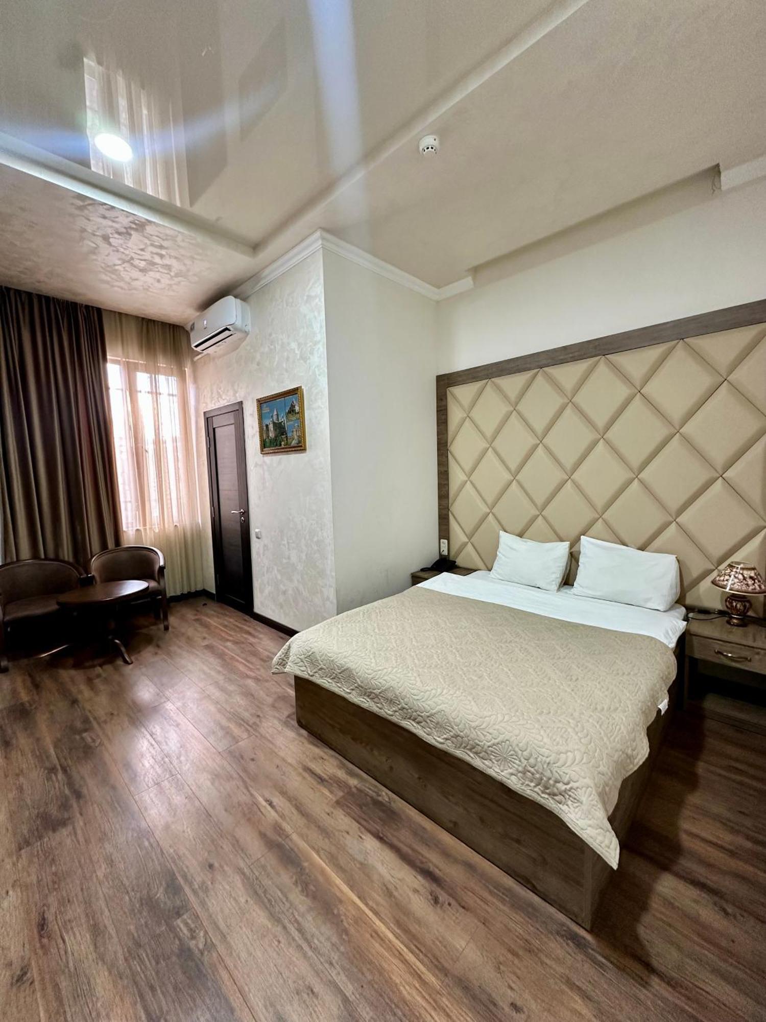 Hotel Partiez Ереван Екстериор снимка