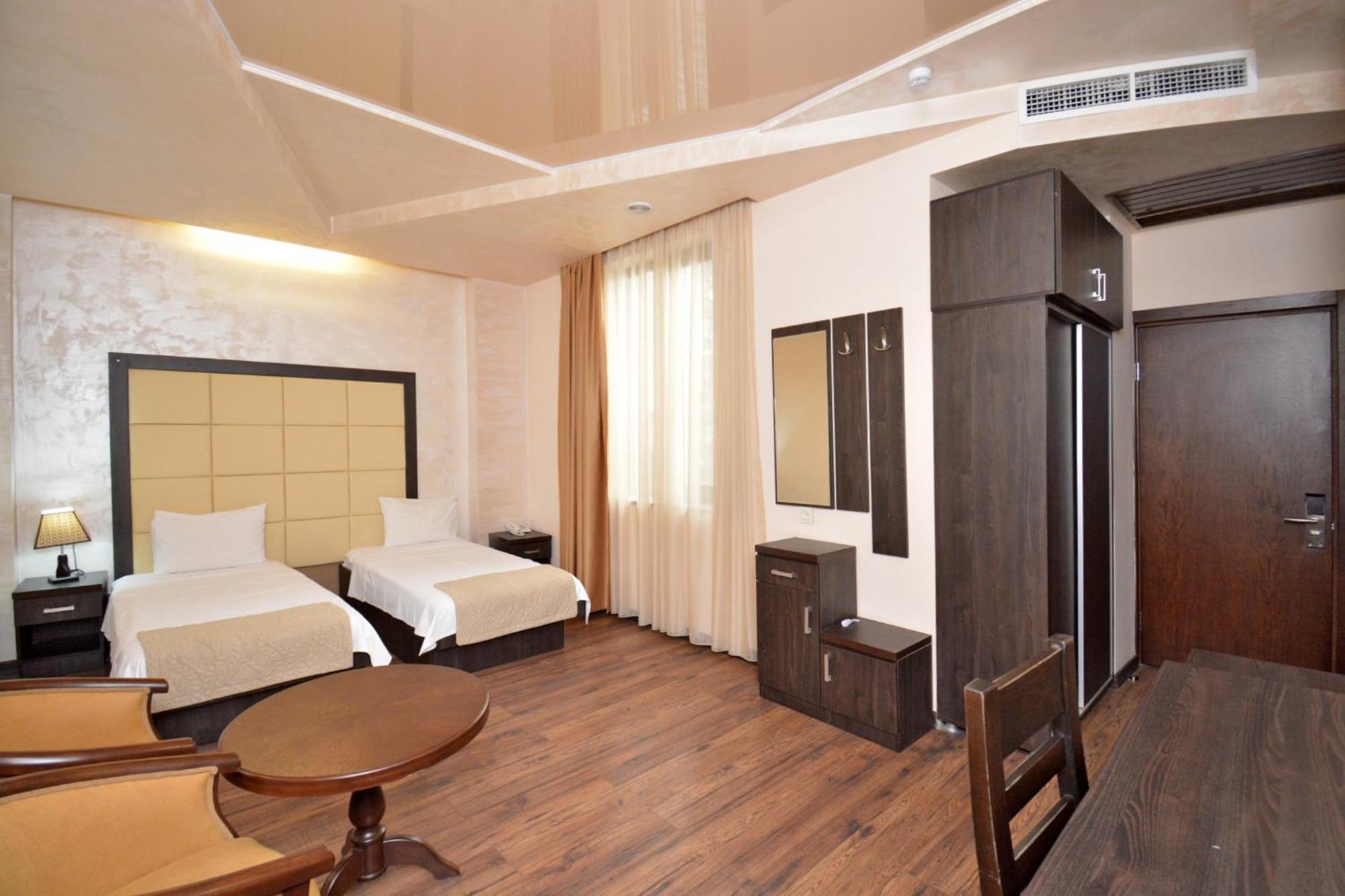 Hotel Partiez Ереван Екстериор снимка