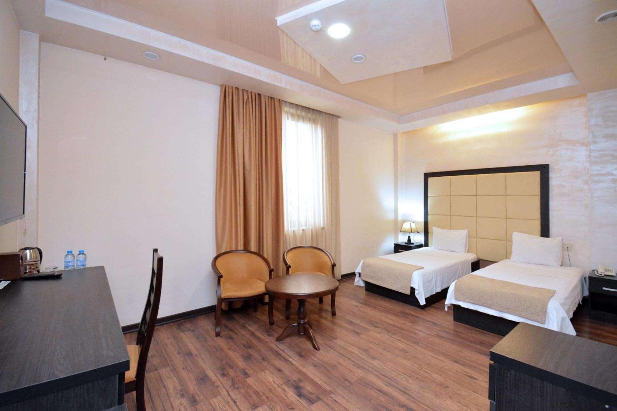 Hotel Partiez Ереван Екстериор снимка