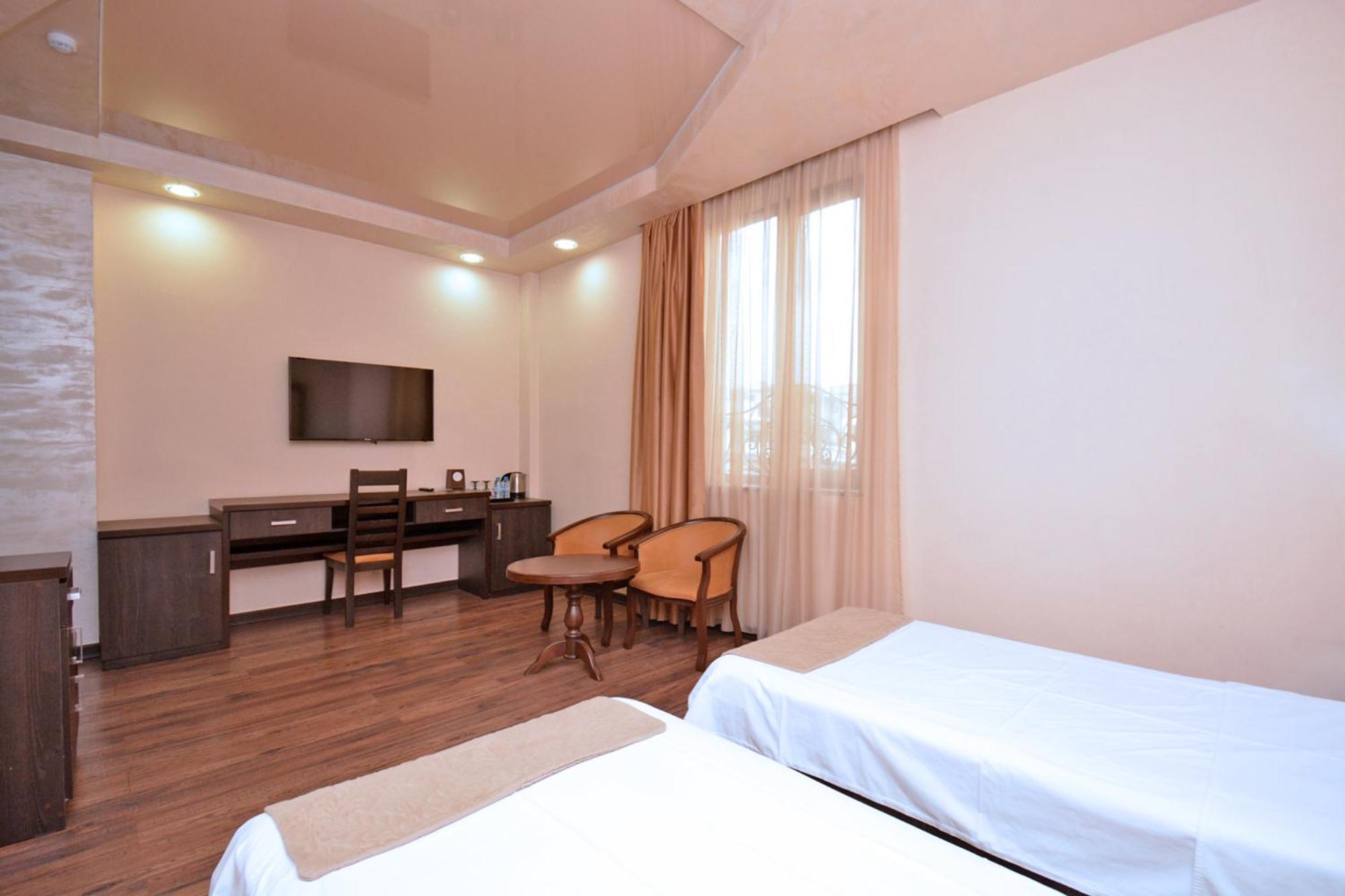 Hotel Partiez Ереван Екстериор снимка