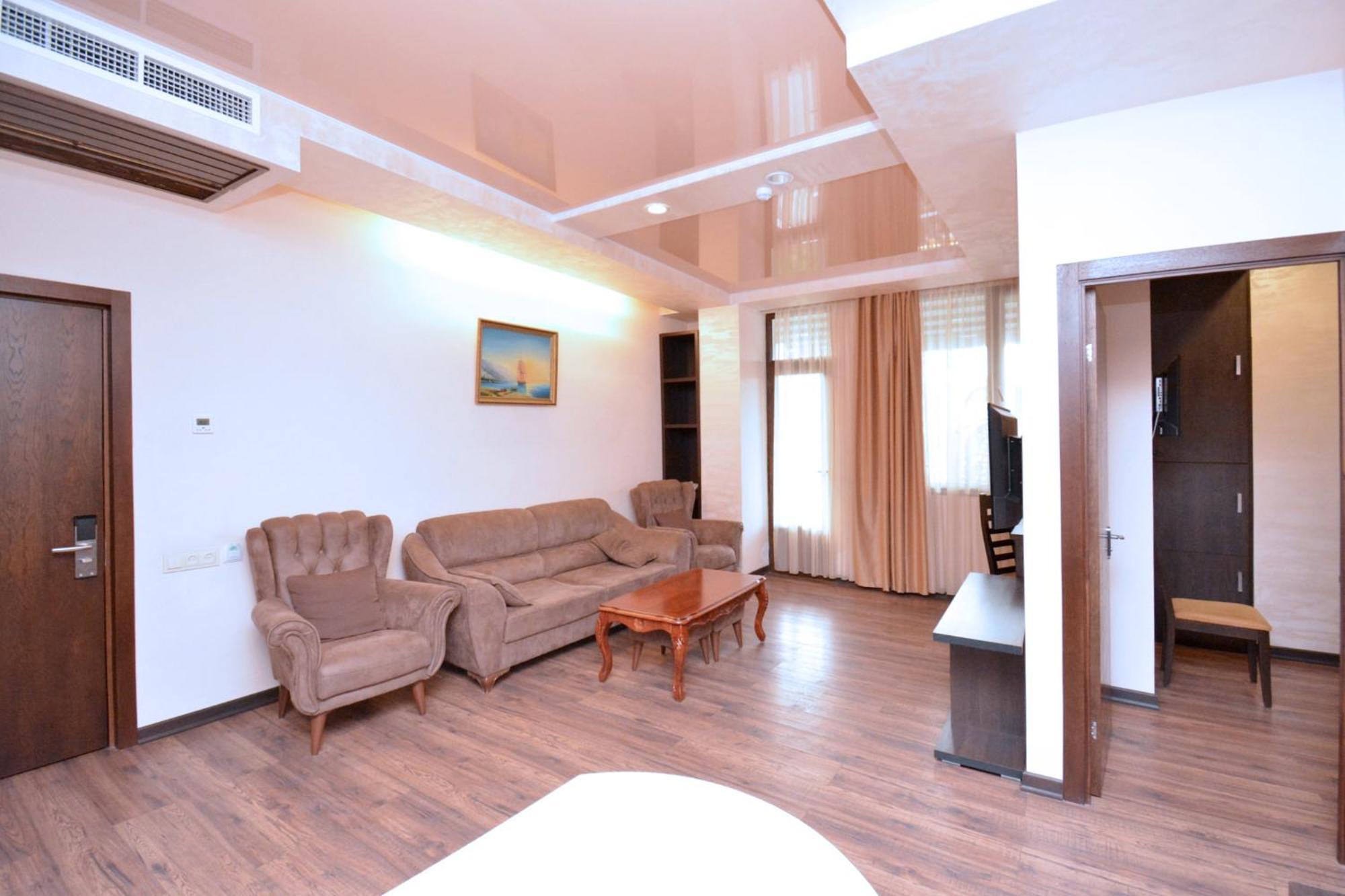 Hotel Partiez Ереван Екстериор снимка