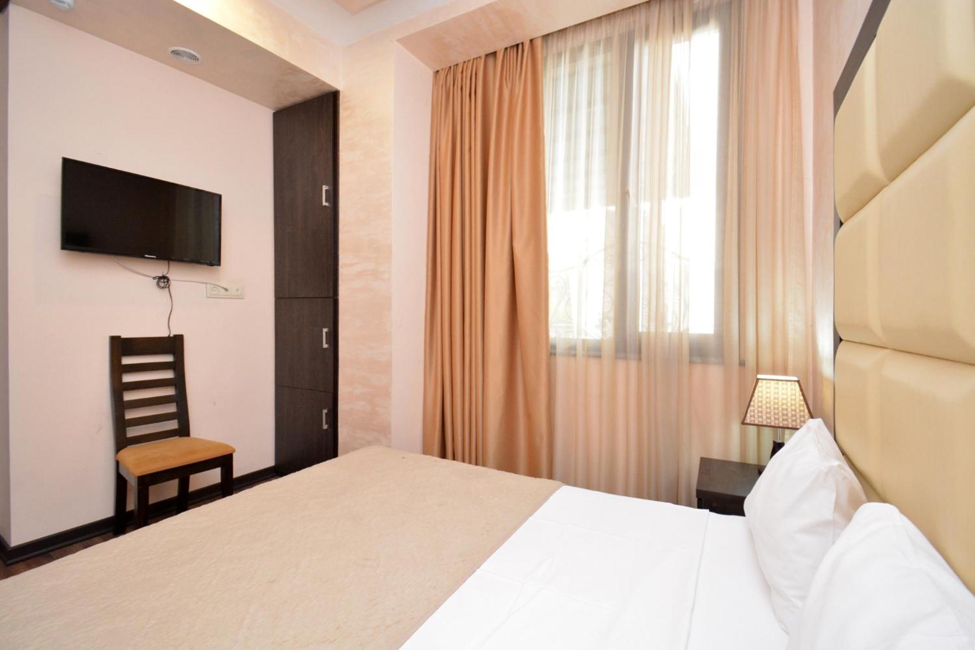 Hotel Partiez Ереван Екстериор снимка