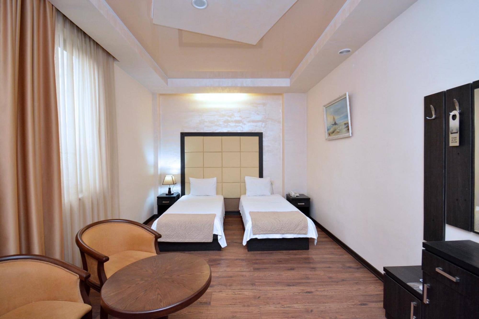 Hotel Partiez Ереван Екстериор снимка