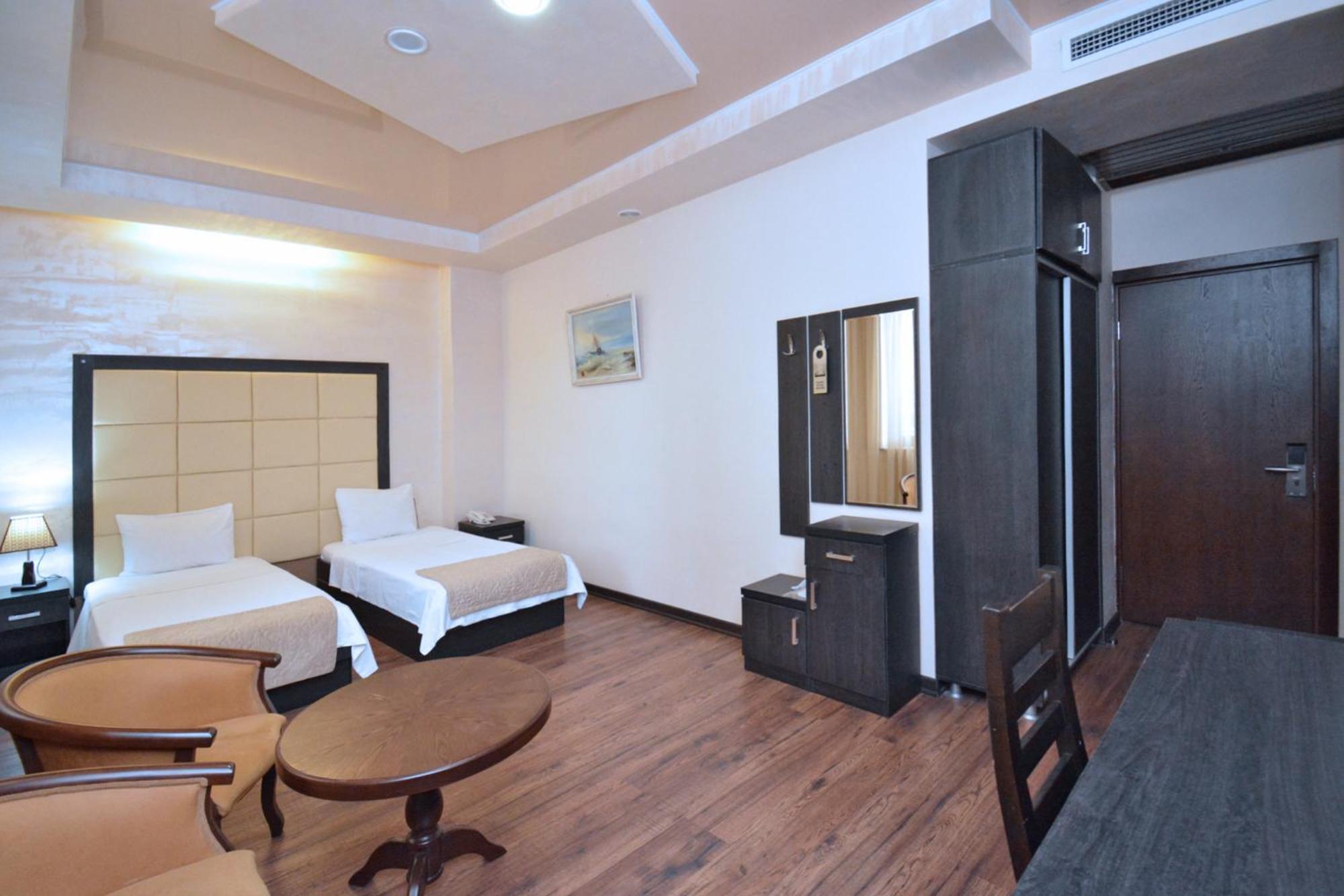 Hotel Partiez Ереван Екстериор снимка
