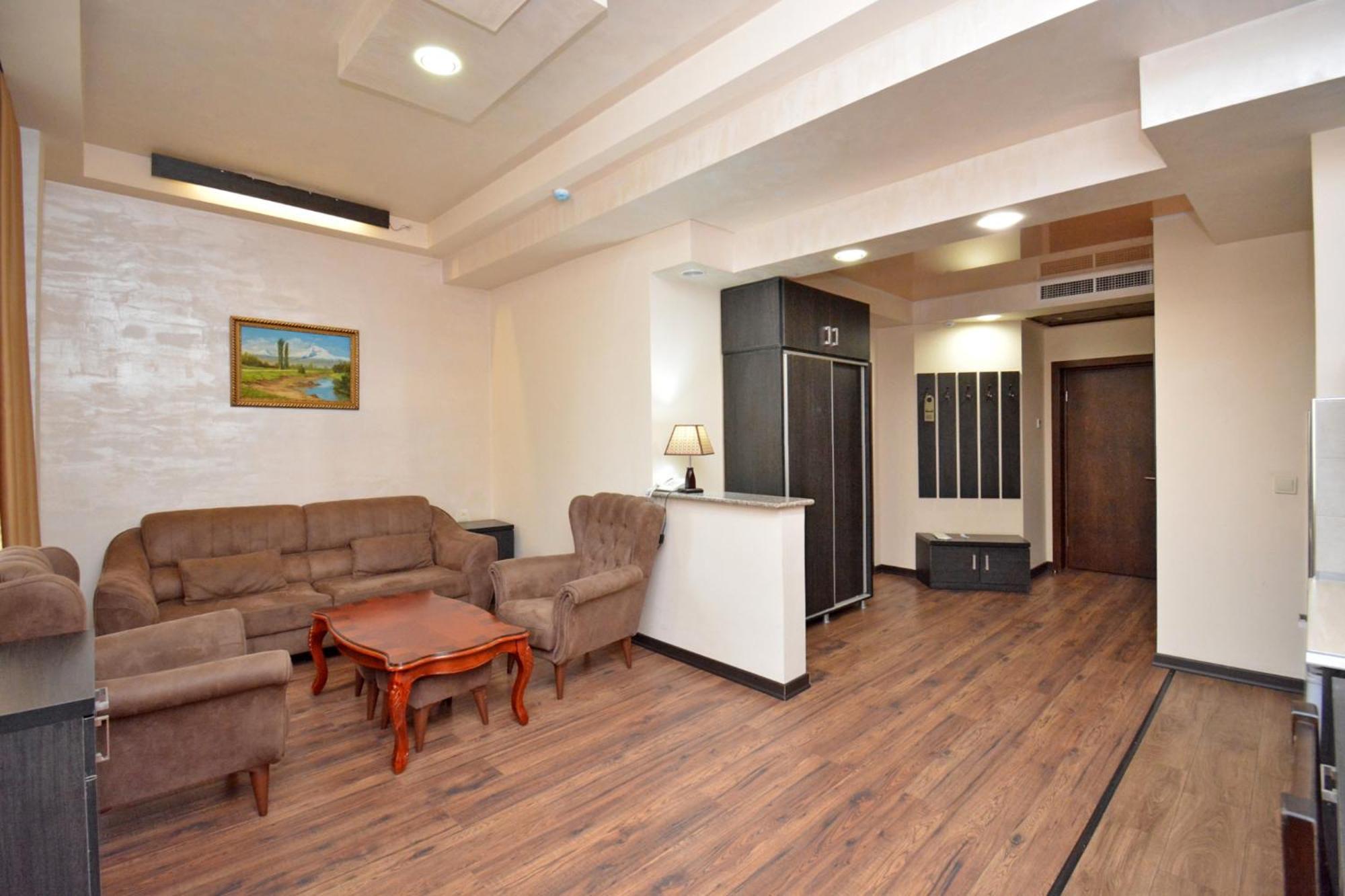 Hotel Partiez Ереван Екстериор снимка