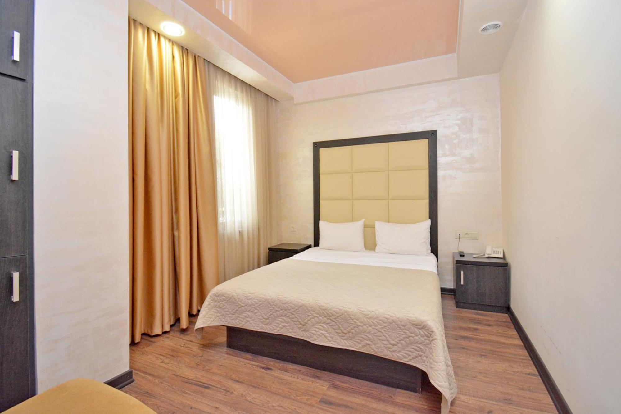 Hotel Partiez Ереван Екстериор снимка