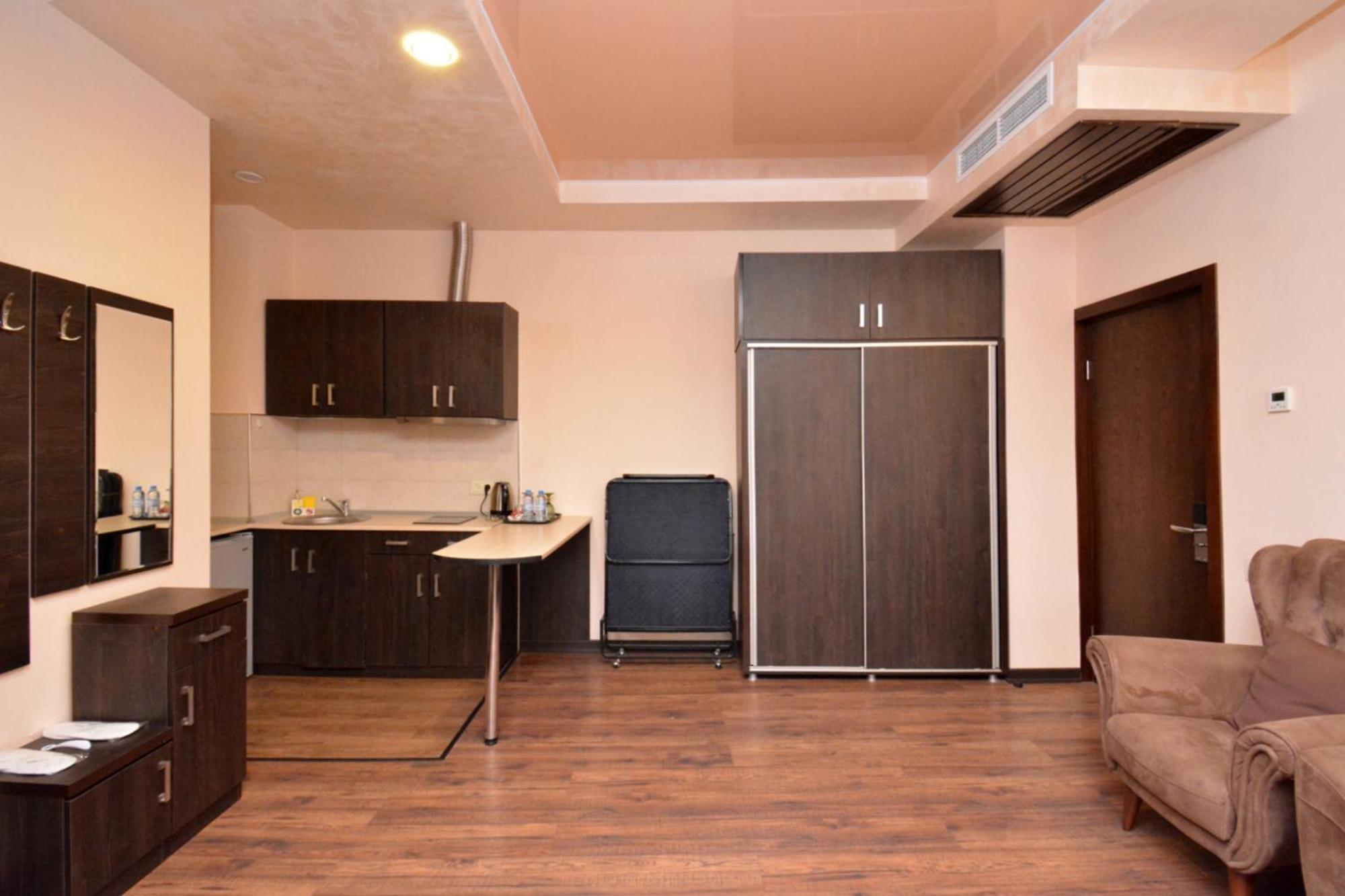 Hotel Partiez Ереван Екстериор снимка