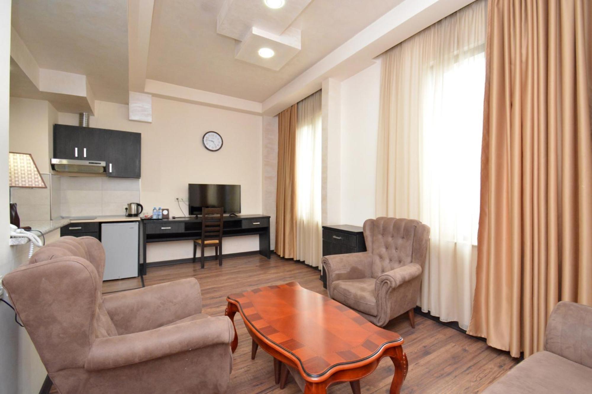 Hotel Partiez Ереван Екстериор снимка