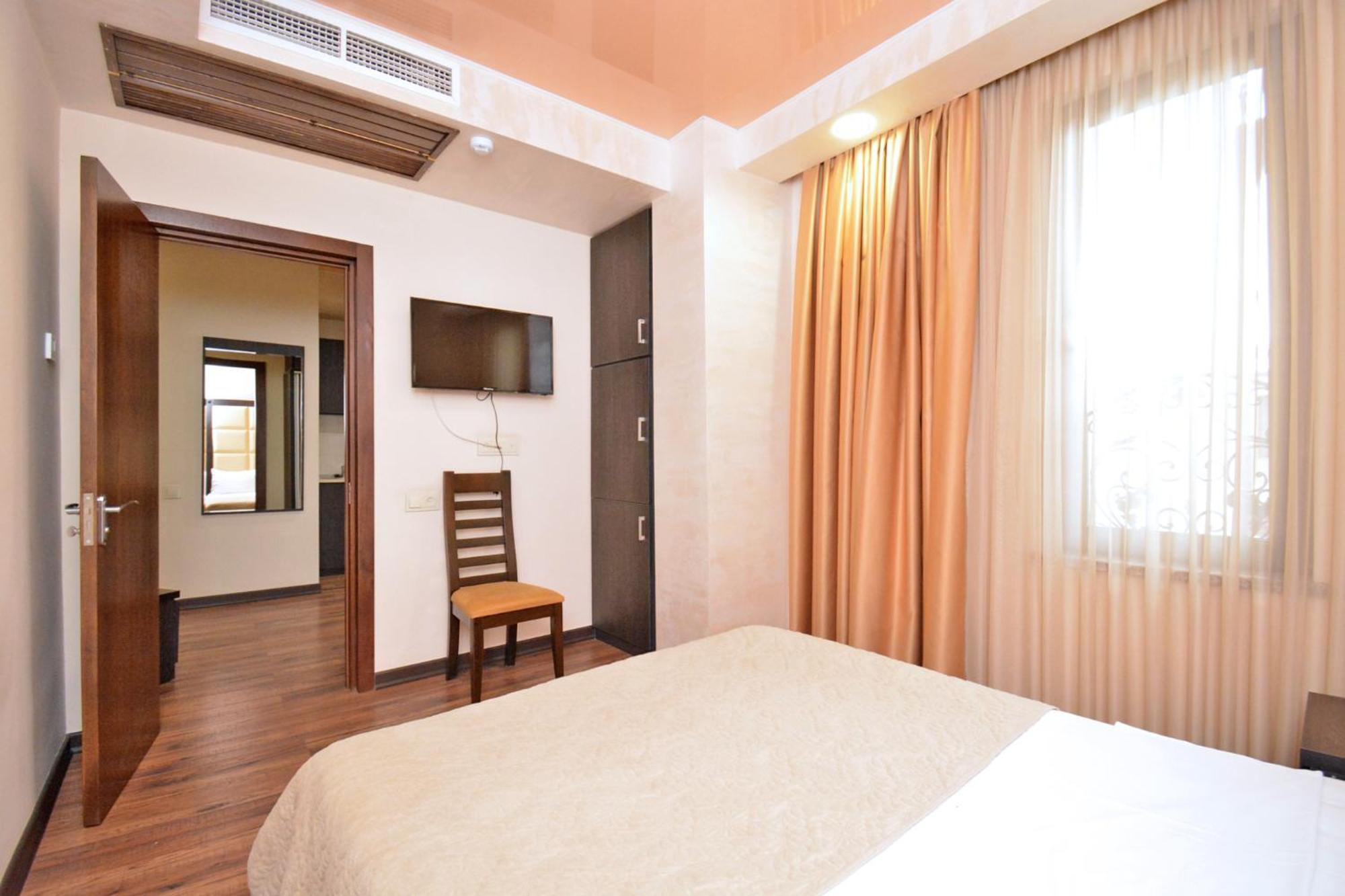 Hotel Partiez Ереван Екстериор снимка