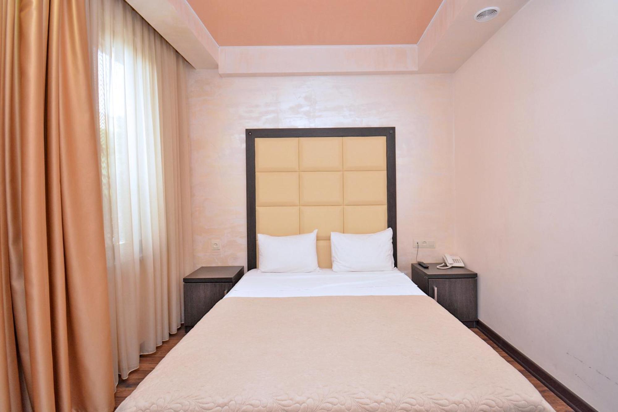 Hotel Partiez Ереван Екстериор снимка