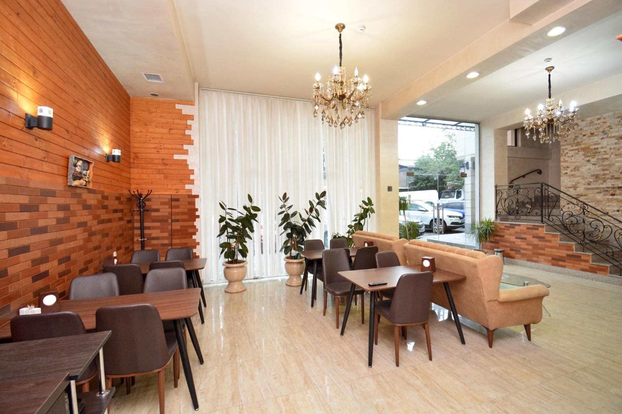 Hotel Partiez Ереван Екстериор снимка