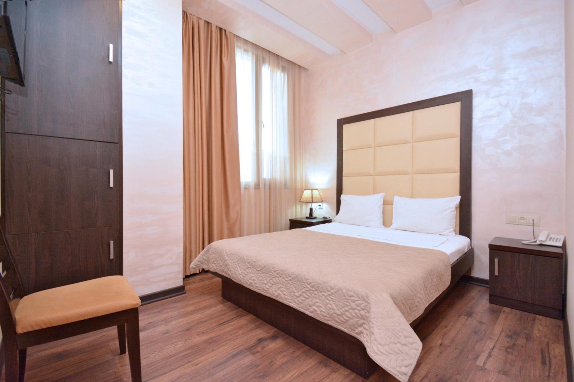 Hotel Partiez Ереван Екстериор снимка