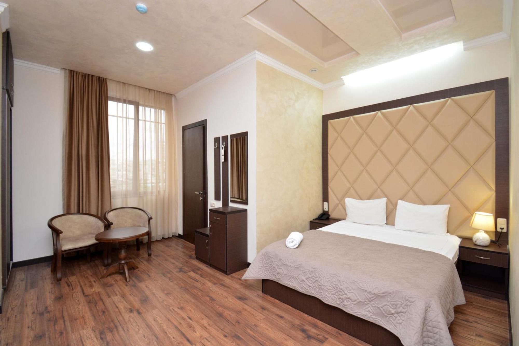 Hotel Partiez Ереван Екстериор снимка