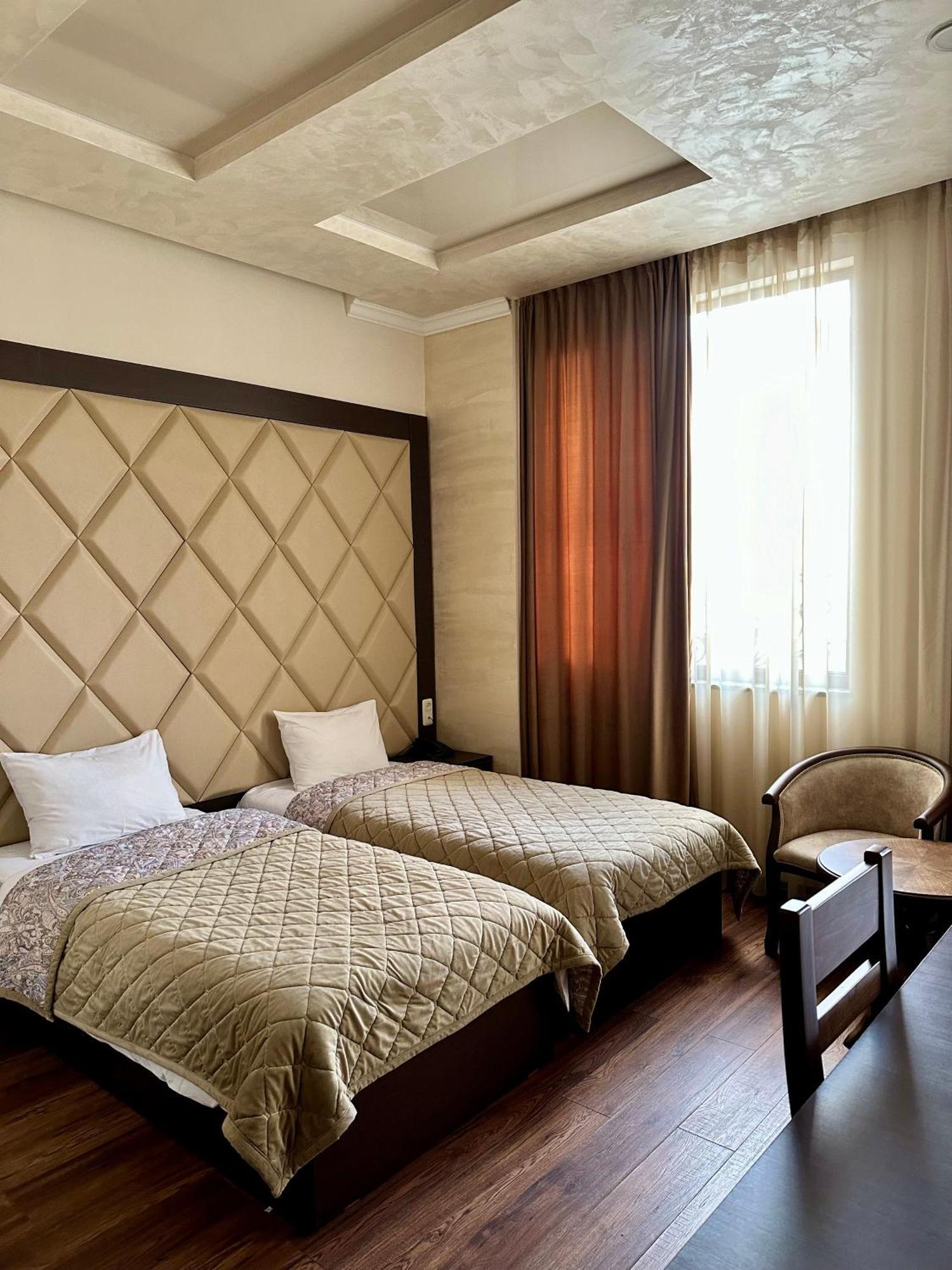 Hotel Partiez Ереван Екстериор снимка